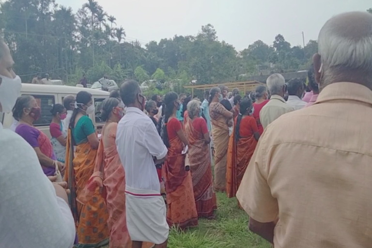 Vaccine camp without covid protocols in senapathi panchayath  കൊവിഡ് മാനദണ്ഡങ്ങൾ പാലിക്കാതെ വാക്സിൻ ക്യാമ്പ്  violation of covid protocol in vaccine camp