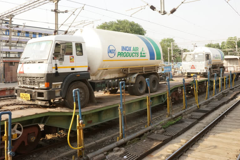 jabalpur-gets-two-oxygen-tankers