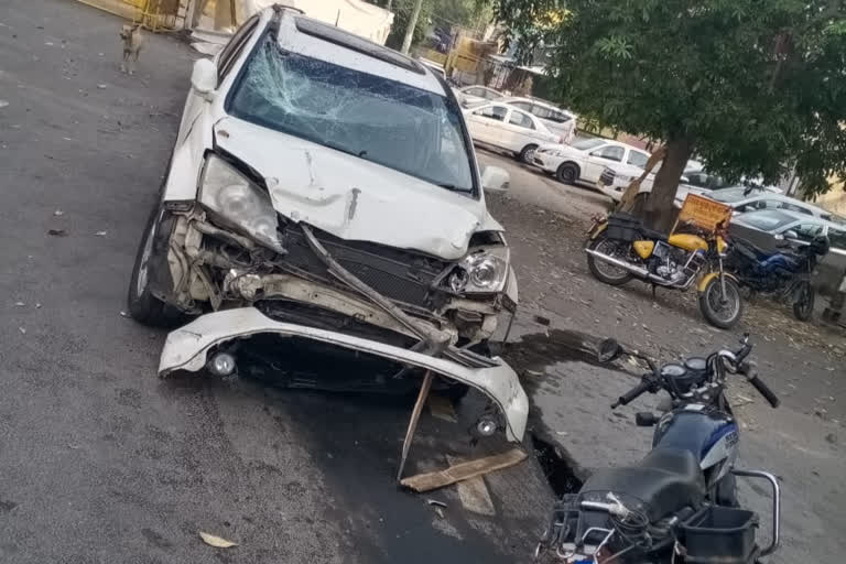 Constable died in a car accident in vasant vihar of delhi