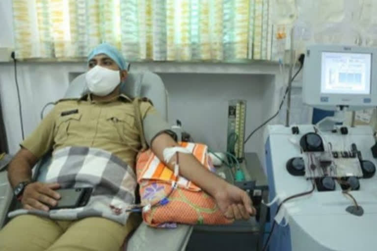 Plasma donation  Plasma donated by policemen  Gujarat cops donate plasma  Gujarat policemen donate plasma  ಪ್ಲಾಸ್ಮ ದಾನ ಮಾಡಲು ಮುಂದೆ ಬಂದ ಪೊಲೀಸರು  ರಾಜ್​ಕೋಟ್​ನಲ್ಲಿ ಪ್ಲಾಸ್ಮ ದಾನ ಮಾಡಲು ಮುಂದೆ ಬಂದ ಪೊಲೀಸರು  ರಾಜ್​ಕೋಟ್​ ಸುದ್ದಿ  ರಾಜ್​ಕೋಟ್​ ಪೊಲೀಸ್​ ಸುದ್ದಿ