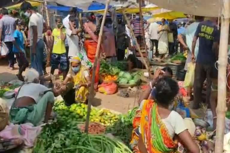 বাঁকুড়ার সানঘাট বাজারে জনতার ঢল, শিকেয় করোনাবিধি