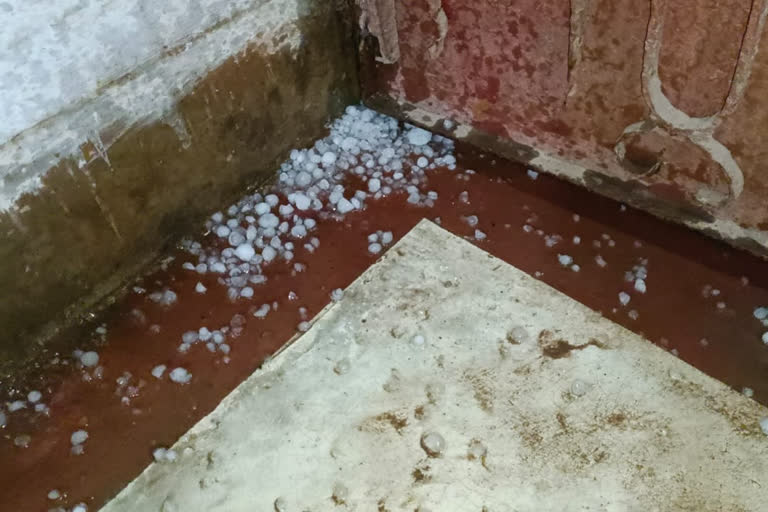 hailstorm with rain in Giridih