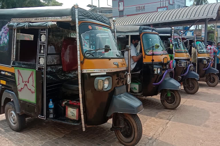 കോഴിക്കോട്  Kozhikode  Auto taxi  Auto taxi drivers  കൊവിഡ്  ഓട്ടോ-ടാക്സി തൊഴിലാളികൾ