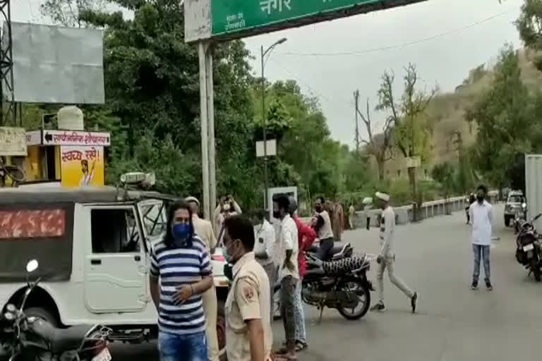 वीकेंड कर्फ्यू में लोगों की भीड़, Crowd of people in weekend curfew