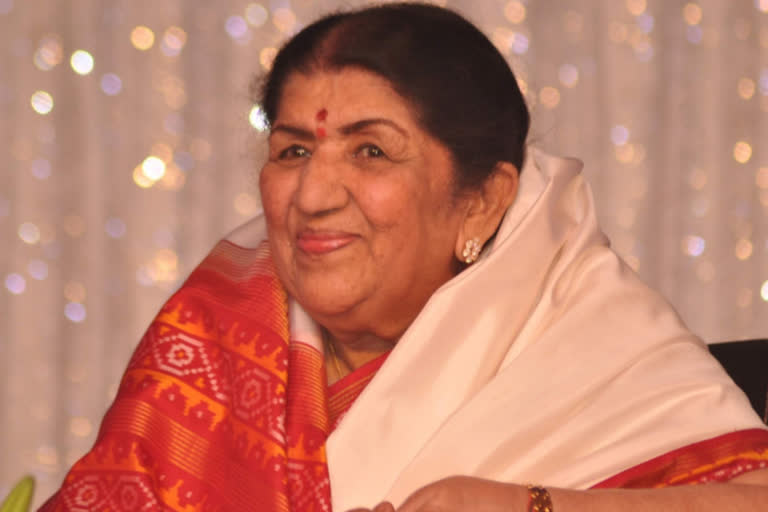 Lata Mangeshkar gives Rs 7L to Maha CMRF for Covid  കൊവിഡ് പ്രതിരോധ പ്രവര്‍ത്തനങ്ങള്‍ക്കായി ഏഴ് ലക്ഷം രൂപ നല്‍കി ഗായിക ലതാ മങ്കേഷ്കര്‍  ഗായിക ലതാ മങ്കേഷ്കര്‍  ഗായിക ലതാ മങ്കേഷ്കര്‍ കൊവിഡ് സഹായം  Lata Mangeshkar gives Rs 7L to Maha CMRF  Maha CMRF related news  ലതാ മങ്കേഷ്കര്‍ വാര്‍ത്തകള്‍