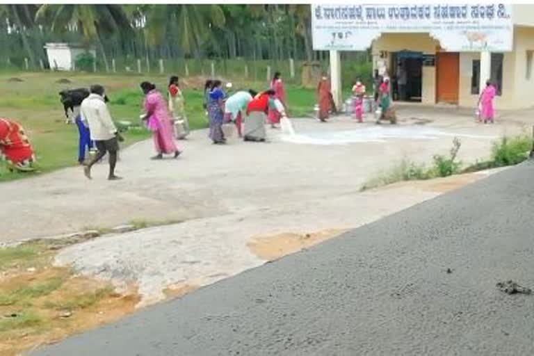 ರಸ್ತೆಗೆ ಹಾಲು ಸುರಿದು ಗ್ರಾಮಸ್ಥರ ಆಕ್ರೋಶ