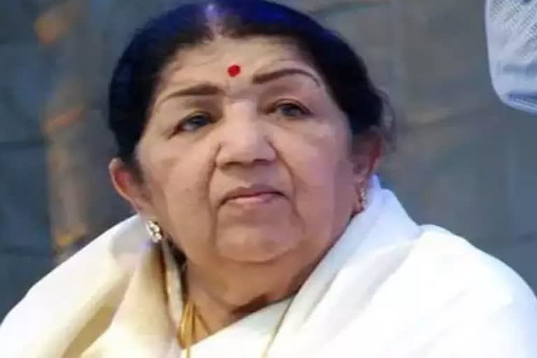 Lata Mangeshkar gives Rs 7L to Maha CMRF for Covid