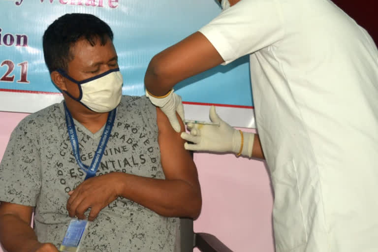 vaccinated-to-79-journalist-in-guwahati-press-club