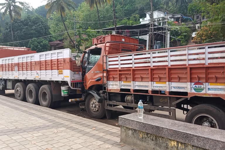 ലോറി ഇടിച്ച് അപകടം  ടവണ്ണ സീതി ഹാജി പാലത്തിന് സമീപം  നിർത്തിയിട്ട ലോറിയിൽ മറ്റൊരു ലോറി ഇടിച്ച് അപകടം  ലോറി ഡ്രൈവർ മരിച്ചു  Accident in which another lorry collided with a parked lorry  lorry Accident malappuram