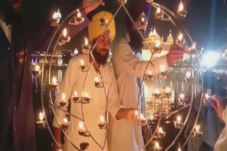 ਸੰਗਤ ਵਲੋਂ ਕੀਤੀ ਗਈ ਦੀਪਮਾਲਾ