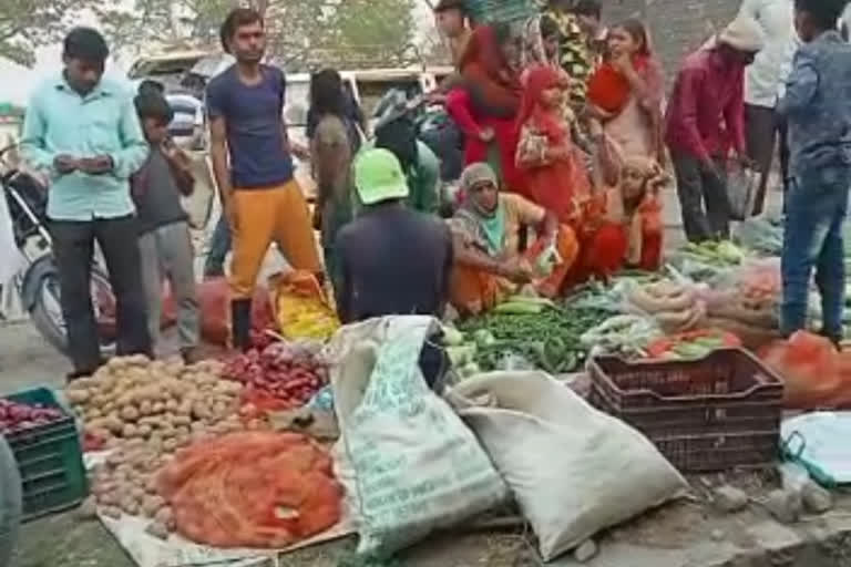 Weekly market in Ramnagar even after Corona curfew