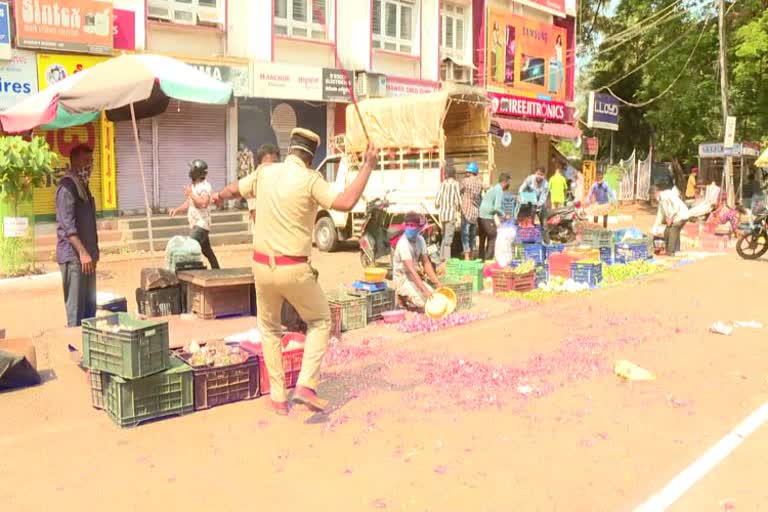 police warns vegetables traders through lathi