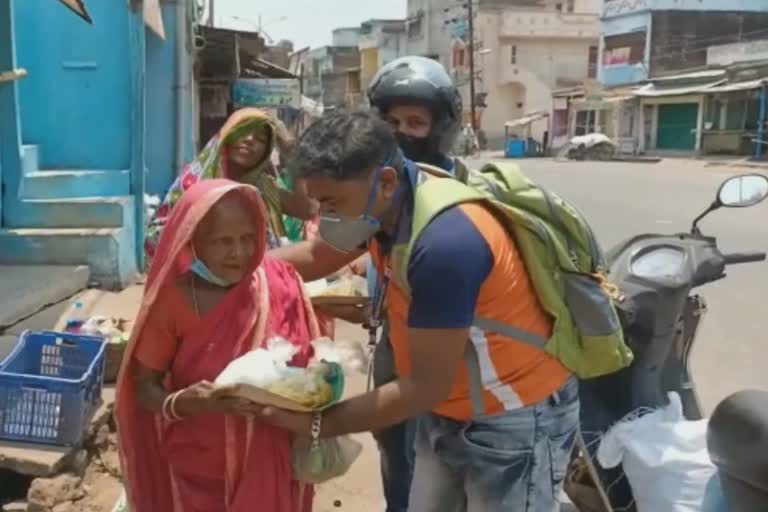 food distribute by volunter origanisation in polsora