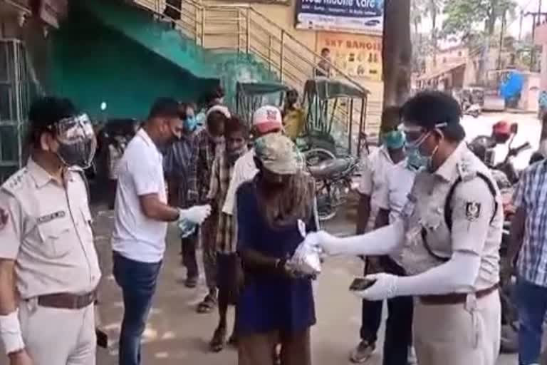Commissionerate Police provide foods to the needy