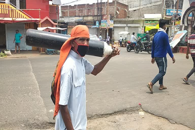 family-are-arranging-oxygen-cylinders-themselves-in-giridih