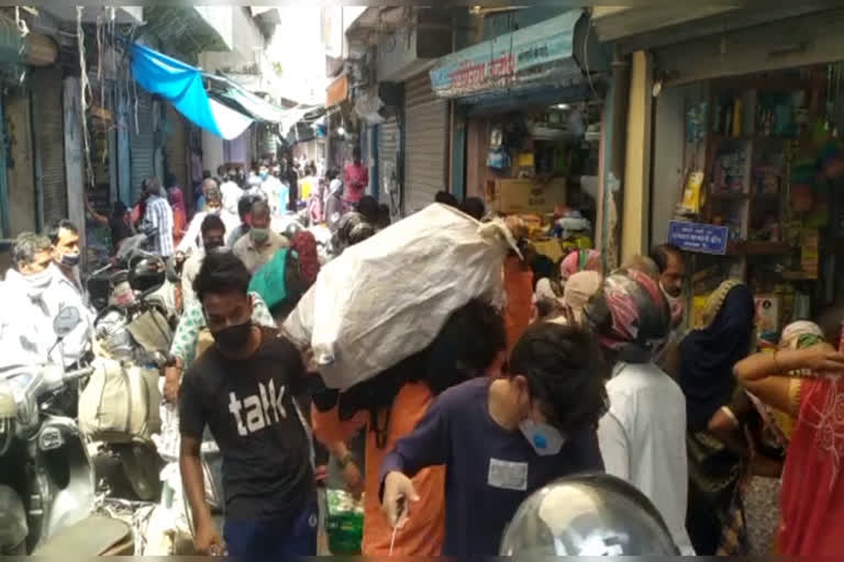 अलवर में बाजार खुलते लोगों की लगी भीड़, crowd of people in alwar market