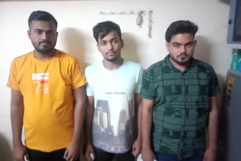 सट्टा लगाते 3 सटोरिए गिरफ्तार,3 bookies arrested for betting