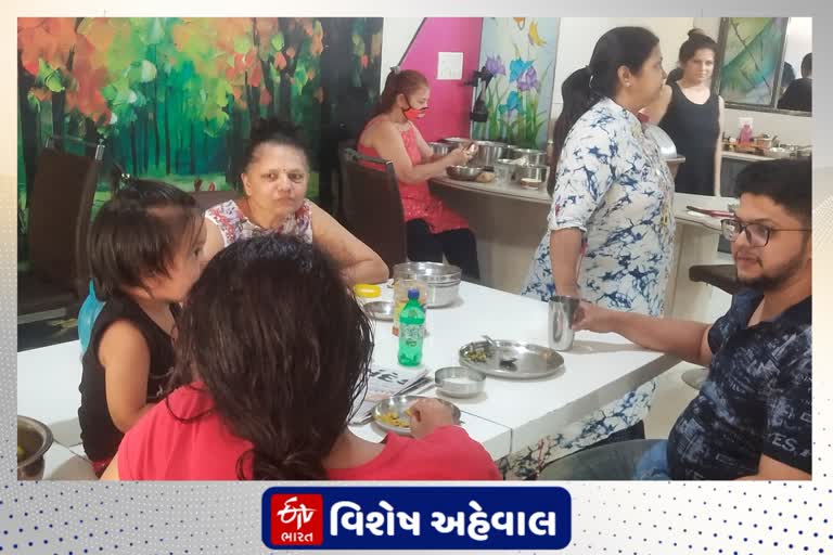 રાજકોટના પ્રવીણ વૈદ્યના 22 લોકોના પરિવારના 15 સભ્યો એકસાથે કોરોના સંક્રમિત થયા હતા