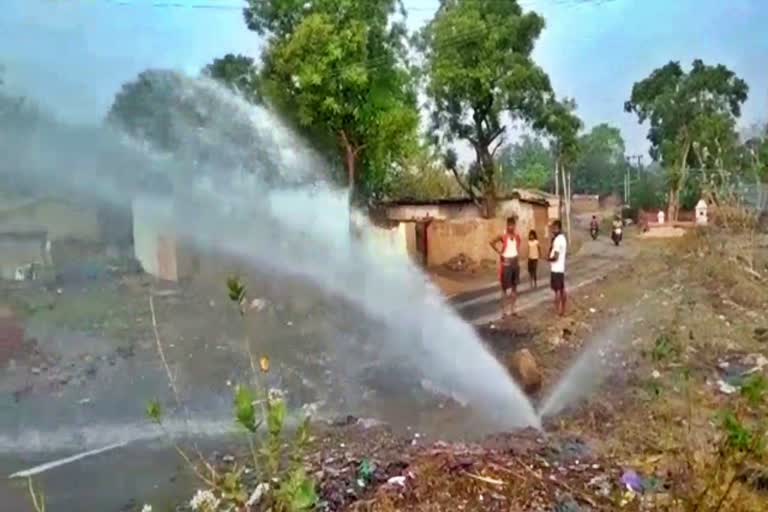 pipeline-broken-in-nirsa-hariyjaam-panchayat-dhanbad