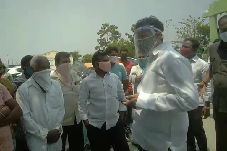 farmers dharna at manthani market yard