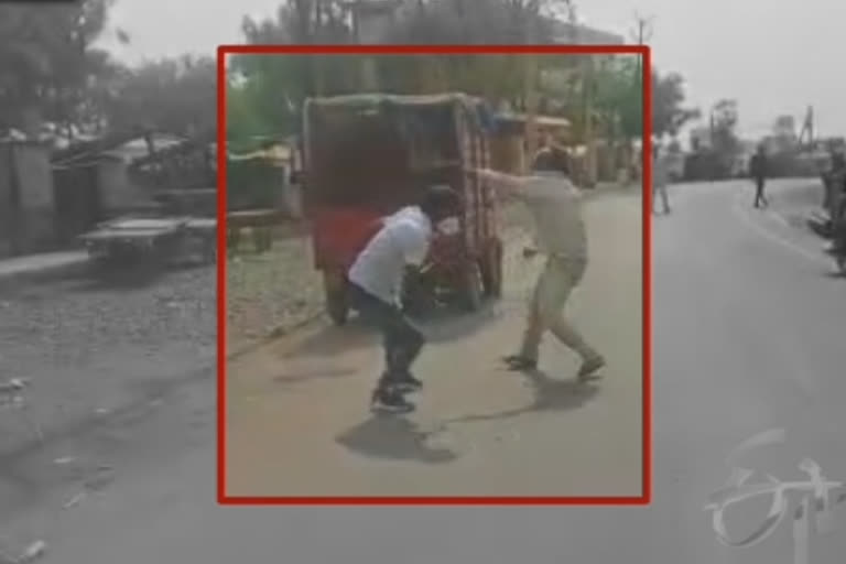 Municipal corporation employee being beaten by fruit seller