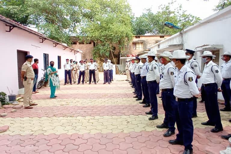 ASP distributed masks to police in Dhamtari