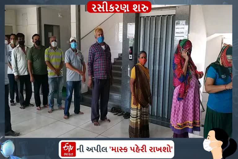 પાટણમાં કોવિશિલ્ડ રસીનો બીજો ડોઝ લેવા લાગી લાંબી લાઈનો