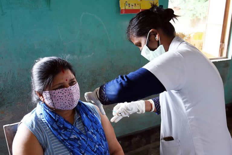 india covid vaccine  According to the Union Health Ministry, 2.15 crore people have been vaccinated  Union Health Ministry  2.15 crore people have been vaccinated  ന്യൂ ഡൽഹി  രാജ്യത്ത് കഴിഞ്ഞ ദിവസം 18 നും 44 വയസിനിടെയുളള 2.15 കോടി പേർക്ക് വാക്‌സിനേഷൻ നൽകിയതായി കേന്ദ്ര ആരോഗ്യമന്ത്രാലയം  കേന്ദ്ര ആരോഗ്യമന്ത്രാലയം