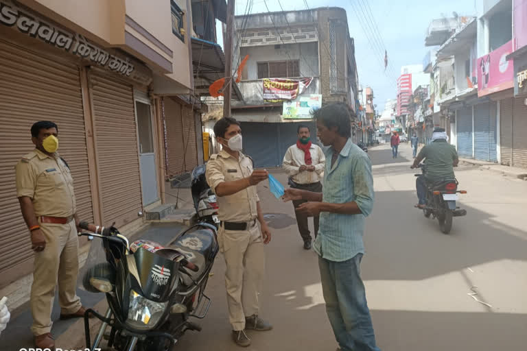 police distribute mask to protect from corona