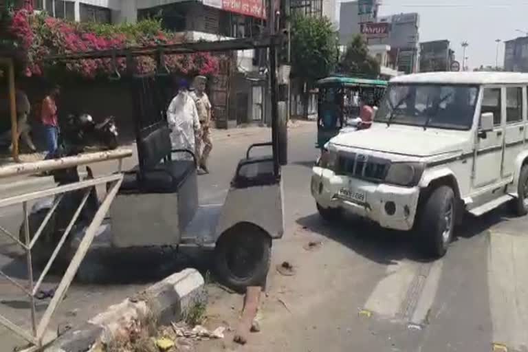 Mian Biwi and daughter in an e rickshaw were blown up by a speeding Bellero vehicle on Batala Road in Amritsar