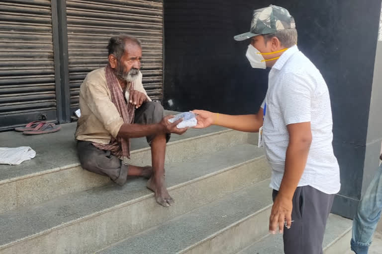 Humanitarian work by a man in Ganagavati