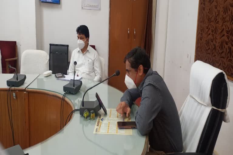 सोशल डिस्टेंसिंग पोस्टर  Umaria Collector