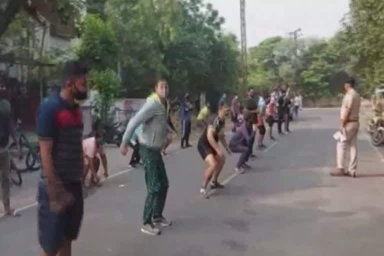 Police made people do sit-ups on the roads for violating COVID norms in Haryana  Police punished people for violating covid norms  Haryana police punished people for violating covid norms  Haryana lockdown  Lockdown in Haryana  ലോക്ക്‌ഡൗൺ ലംഘനം  ഹരിയാന പൊലീസ്  ലോക്ക്‌ഡൗൺ ലംഘനം ശിക്ഷ  അംബാല
