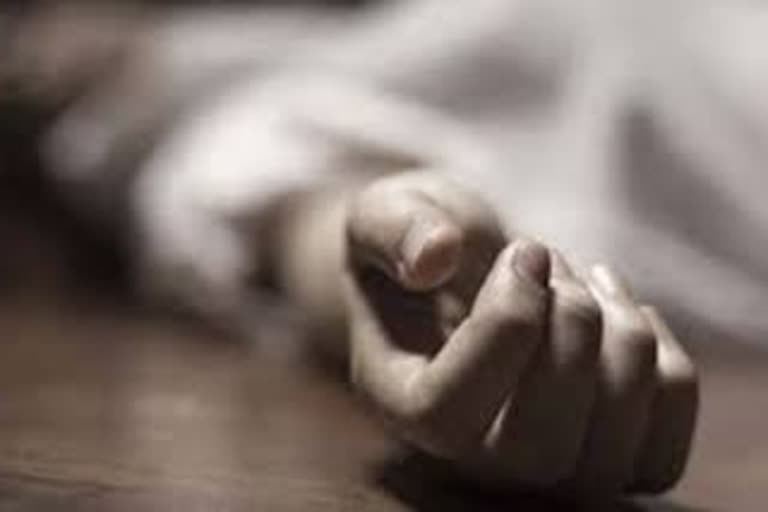 woman-dead-body-found-outside-covid-center-mana-raipur