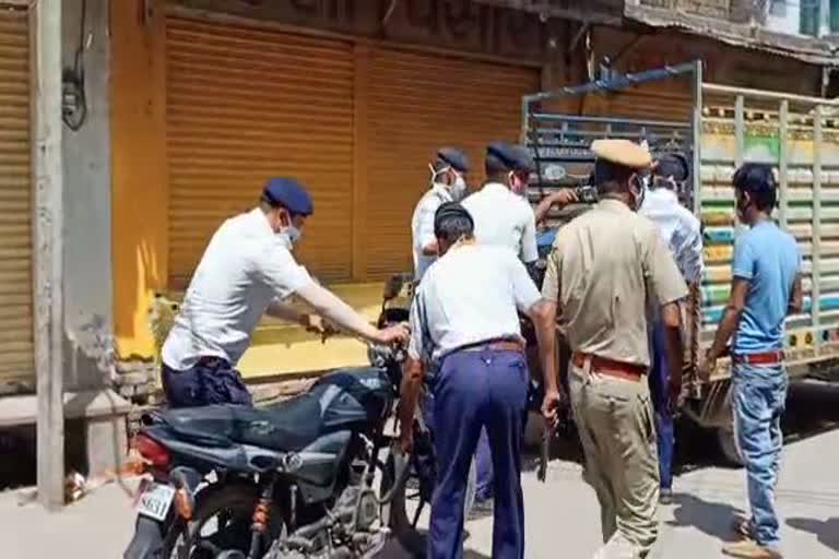 धौलपुर जिला कलेक्टर व एसपी की सख्ती, धौलपुर समाचार,  Red Alert Jan Anushasan pakhwada , Dholpur District Collector and SP strictly, bikes Seized by roaming in the markets