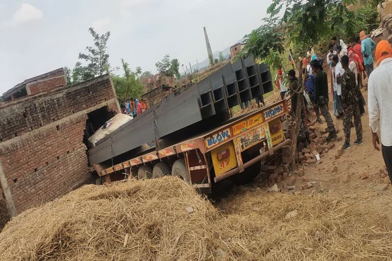 Three killed in Palamu from a iron rod laden truck