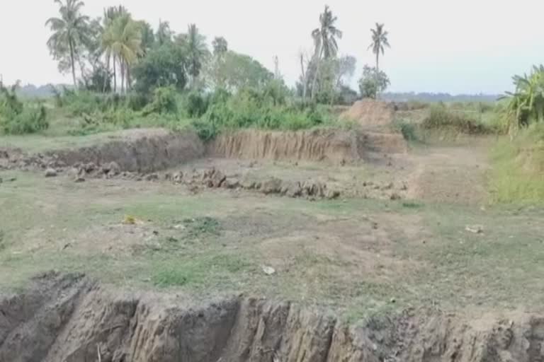 soil and trees are thieft from government lands by miscreatts in paradip