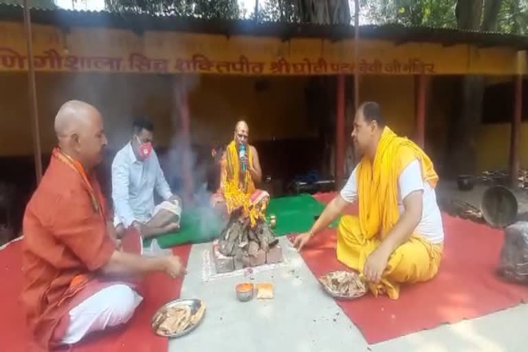 हवन पूजन करते  पंडित