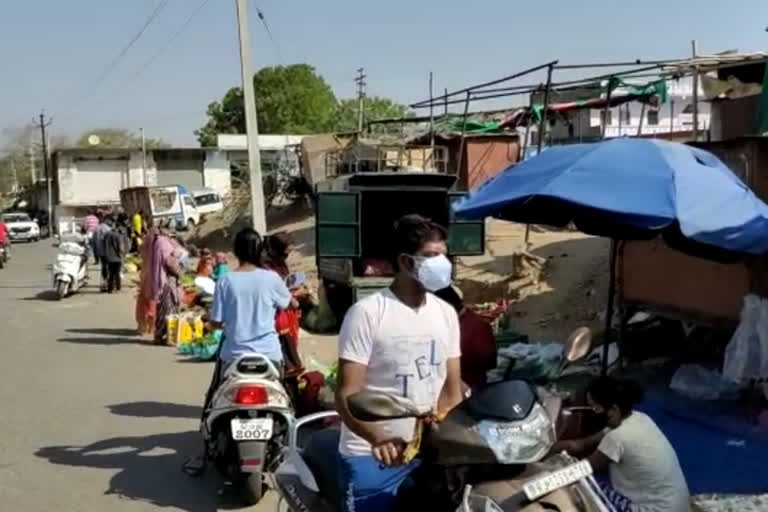 डूंगरपुर के दुकानों में लोगों की भीड़, Crowds of people in shops of Dungarpur