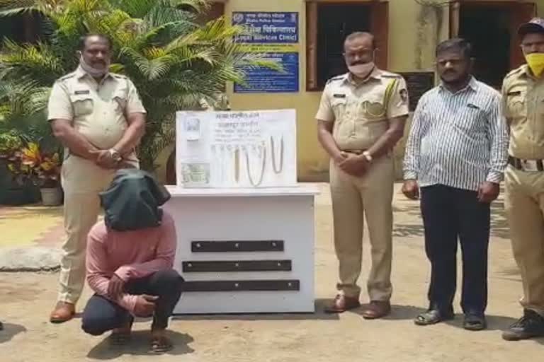 one-accused-arrested-for-robbing-his-friends-house-in-kewad-taluka-madha