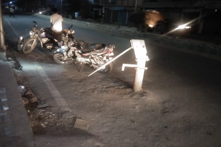 the-hand-pump-in-the-middle-of-the-highway-in-haridwar-can-lead-to-an-accident