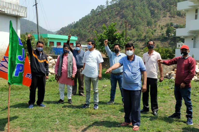 बीजेपी कार्यकर्ताओं ने पूतला फूंका