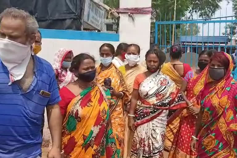 BJP workers at Kankasa police station with their families demanding security in durgapur