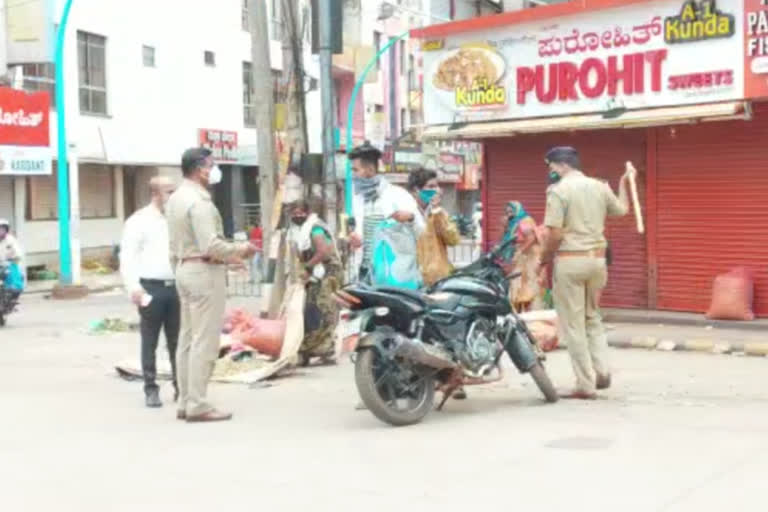 ರಸ್ತೆಗಿಳಿದವರಿಗೆ ಬಿಸಿ ಮುಟ್ಟಿಸಿದ ಪೊಲೀಸರು