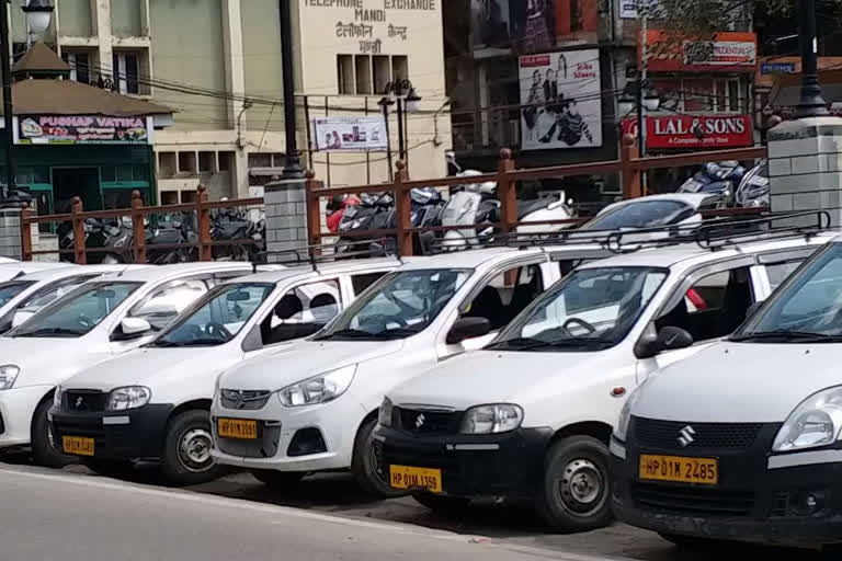 Taxi operators postpone strike in mandi, टैक्सी ऑपरेटर्स ने स्थगित की हड़ताल