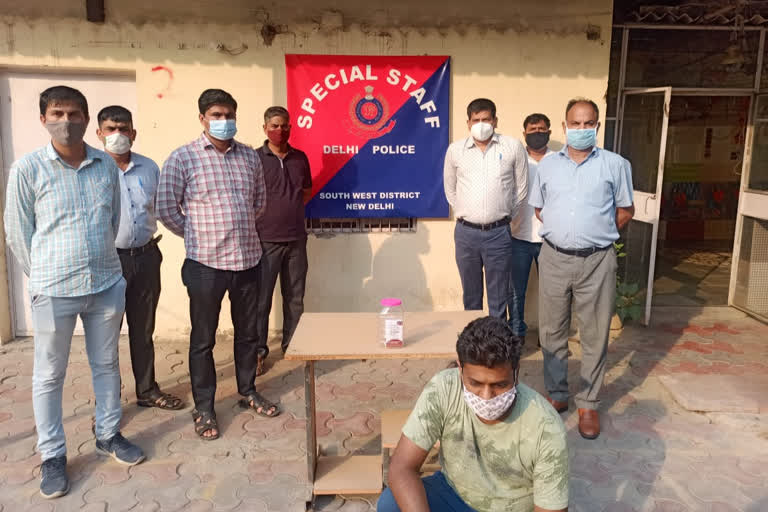 south delhi special staff arrested one accused due to remdesivir injection black marketing