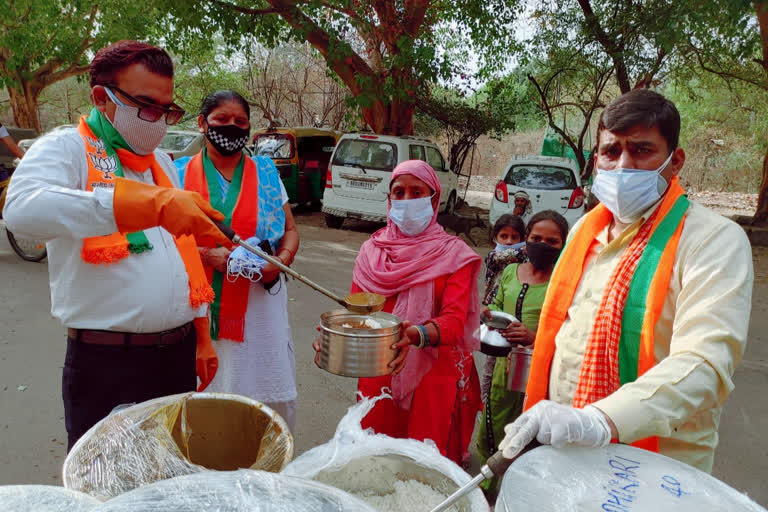 bjp mandal workers distributed food in sarita vihar