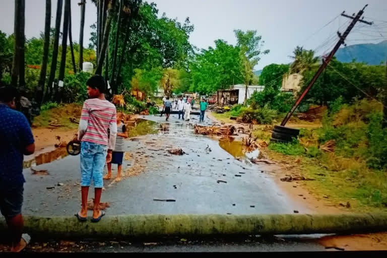 ఈదురు గాలుల బీభత్సం