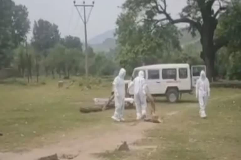 muslim youth wearing PPE perform last rites of a mentally unsound and homeless destitute woman who succumbed to COVID 19 in mendhar