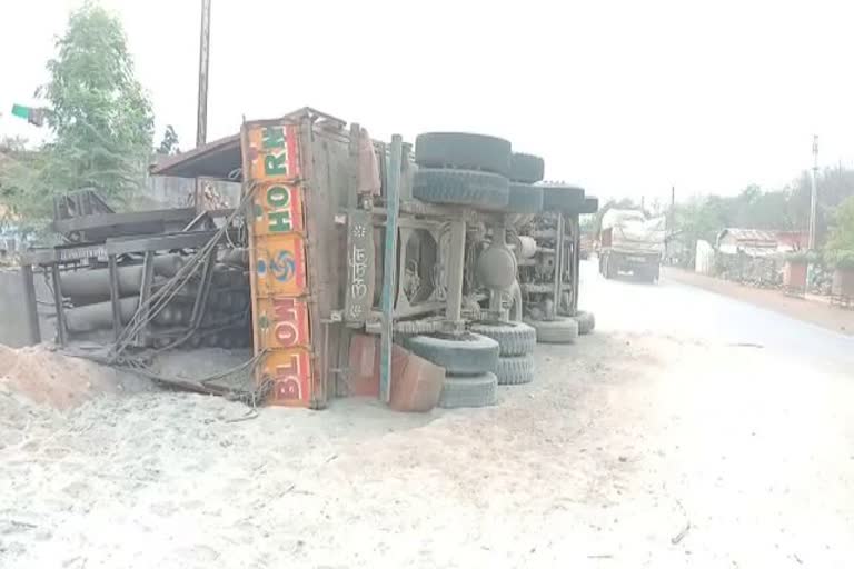 Truck filled with oxygen cylinder overturned in Balodabazar